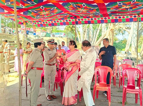 ಶ್ರೀರಂಗಪಟ್ಟಣ ಸಮೀಪದ ಗಂಜಾಂನ ಕಾವೇರಿ ತ್ರಿವೇಣಿ ಸಂಗಮಕ್ಕೆ ತಮ್ಮ ಅತ್ತಿಗೆಯವರ ಧಾರ್ಮಿಕ ಅಪರ ಕ್ರಿಯೆ ನೆರವೇರಿಸುವ ಸಲುವಾಗಿ ಗೃಹಸಚಿವ ಡಾ.ಜಿ.ಪರಮೇಶ್ವರ್ ಕುಟುಂಬ ಸಮೇತ ಖಾಸಗಿಯಾಗಿ ಭೇಟಿ ನೀಡಿದ್ದು, ಪೊಲೀಸ್ ದಕ್ಷಿಣ ವಲಯ ಆಯುಕ್ತ ಬೋರಲಿಂಗಯ್ಯ, ಜಿಲ್ಲಾ ವರಿಷ್ಠಾಧಿಕಾರಿ ಶೋಭಾರಾಣಿ ಅವರೊಂದಿಗೆ ಚರ್ಚಿಸಿದರು.