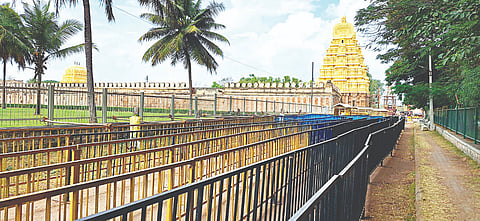 ಶ್ರೀರಂಗಪಟ್ಟಣದಲ್ಲಿ ಮಕರ ಸಂಕ್ರಾತಿ ದಿನವಾದ ಗುರುವಾರ ಶ್ರೀರಂಗನ ಸನ್ನಿಧಿಯಲ್ಲಿ ಜರುಗುವ ಲಕ್ಷ ದೀಪೋತ್ಸವ ಆಚರಣೆಗಾಗಿ ವೈದಿಕ ಲಕ್ಷ್ಮೀಶ ಶರ್ಮ ನೇತೃತ್ವದಲ್ಲಿ ವಿದ್ಯಾ ಭಾರತಿ ಶಾಲೆ ವಿದ್ಯಾರ್ಥಿಗಳು ಹಾಗೂ ಸ್ವಯಂ ಸೇವಕರು ಬುಧವಾರ ಪೂರ್ವಸಿದ್ಧತೆಯಾಗಿ ದೀಪಗಳನ್ನು ಸಾಲಾಗಿ ಜೋಡಿಸುವ ಕಾರ್ಯದಲ್ಲಿ ನಿರತರಾಗಿರುವುದು. 