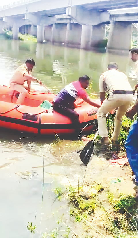 ಶ್ರೀರಂಗಪಟ್ಟಣದ ವೆಲ್ಲೆಸ್ಲೀ ಹಳೇ ಸೇತುವೆಯ ಮೇಲಿಂದ ಕಾವೇರಿ ನದಿಗೆ ಹಾರಿ ಆತ್ಮಹತ್ಯೆಗೆ ಯತ್ನಿಸಿದ ವನಿತಾರನ್ನು ಪೊಲೀಸ್ ಸಿಬ್ಬಂದಿಯ ಮಾಹಿತಿ ನೆರವಿನಿಂದ ಅಗ್ನಿಶಾಮಕ ಸಿಬ್ಬಂದಿ ಮೋಟಾರು ಬೋಟ್ ಬಳಸಿ ನೀರಿನಿಂದ ಜೀವಂತ ಹೊರತೆಗೆದು ರಕ್ಷಿಸಿ ಚಿಕಿತ್ಸೆಗಾಗಿ ಆಸ್ಪತ್ರೆಗೆ ದಾಖಲಿಸಿದರು.