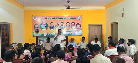 ಶ್ರೀರಂಗಪಟ್ಟಣದ ಬಿಜೆಪಿ ಕಚೇರಿಯಲ್ಲಿ ಎಸ್‌ಐಆರ್ ಸಂಬಂಧ ಹಮ್ಮಿಕೊಂಡಿದ್ದ ಕಾರ್ಯಾಗಾರದಲ್ಲಿ ಮಂಡಲ ಅಧ್ಯಕ್ಷ ಪೀಹಳ್ಳಿ ರಮೇಶ್ ಮಾತನಾಡಿದರು. ಪ್ರಧಾನ ಕಾರ್ಯದರ್ಶಿ ನಂದೀಶ್, ನಗರ ಘಟಕದ ಅಧ್ಯಕ್ಷ ಸುಧಾಕರ್, ಮಹಿಳಾ ಘಟಕದ ಅಧ್ಯಕ್ಷೆ ಮಾನಸಾ, ಪುರಸಭಾ ಮಾಜಿ ಸದಸ್ಯರಾದ ಗಂಜಾಂ ಶಿವು, ಪುಟ್ಟರಾಮು ಇತರರು ಇದ್ದರು.