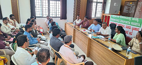 ಶ್ರೀರಂಗಪಟ್ಟಣದ ತಾಲೂಕು ಕಚೇರಿಯ ಸಭಾಂಗಣದಲ್ಲಿ ಬುಧವಾರ ಪೊಲೀಸ್ ಇಲಾಖೆ ಸೇರಿದಂತೆ ತಾಲೂಕು ಆಡಳಿತದ ವಿವಿಧ ಇಲಾಖೆಗಳ ಅಧಿಕಾರಿ-ಸಿಬ್ಬಂದಿ ಮತ್ತು ಸಾರ್ವಜನಿಕರೊಂದಿಗೆ ಹಮ್ಮಿಕೊಂಡಿದ್ದ ಕುಂದುಕೊರತೆ ಹಾಗೂ ದೂರು ಸ್ವೀಕಾರ ಸಭೆಯಲ್ಲಿ ಲೋಕಾಯುಕ್ತ ಜಿಲ್ಲಾ ಅಧೀಕ್ಷಕ ಸುರೇಶ್ ಬಾಬು ಮಾತನಾಡಿದರು.