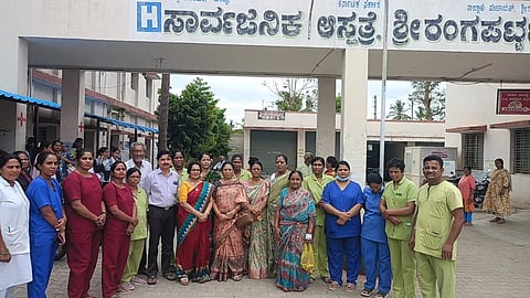 ಶ್ರೀರಂಪಟ್ಟಣದ ತಾಲೂಕು ಸಾರ್ವಜನಿಕ ಆಸ್ಪತ್ರೆಯಲ್ಲಿ ಶ್ರೀರಂಗನಾಯಕಿ ಸಮಾಜ ಮತ್ತು ಐಕ್ಯ ಅಲಯನ್ಸ್ ಸಂಸ್ಥೆ ವತಿಯಿಂದ ವೈದ್ಯರು ಮತ್ತು ಸಿಬ್ಬಂದಿ ಅಭಿನಂದಿಸಲಾಯಿತು. ಕೆ.ಎಸ್.ಜಯಶಂಕರ್, ಯೋಗ ಶಿಕ್ಷಕ ಕೆ.ಶೆಟ್ಟಹಳ್ಳಿ ಅಪ್ಪಾಜಿ, ಪಾಲಹಳ್ಳಿ ಭಾರತಿ, ಕಡತನಾಳು ಕೃಷ್ಣಕುಮಾರ್, ಗೋಪಾಲ್ ಇದ್ದರು.