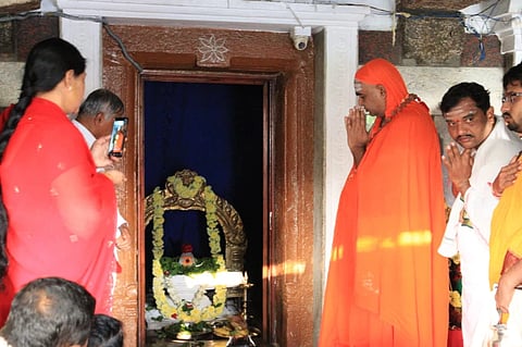 ಶ್ರೀರಂಗಪಟ್ಟಣ ಹೊರವಲಯದ ಚಂದ್ರವನ ಆಶ್ರಮದ ಶ್ರೀಕಾಶಿಚಂದ್ರಮೌಳೇಶ್ವರ ದೇಗುಲದಲ್ಲಿ ಗುರುವಾರ ಮುಂಜಾನೆ 7.52ಕ್ಕೆ ಶಿವಲಿಂಗದ ಮೇಲೆ ಸೂರ್ಯರಶ್ಮಿ ದಕ್ಷಿಣದಿಂದ ಉತ್ತರಾಯಣಕ್ಕೆ ತನ್ನ ಪಥ ಬದಲಿಸಿದ್ದು, ಕಾಶಿಚಂದ್ರಮೌಳೇಶ್ವರನ ಮೇಲೆ ಹೊಂಗಿರಣಗಳು ಹಾದುಹೋದ ವೇಳೆ ಪೂಜೆ ಸಲ್ಲಿಸಲಾಯಿತು.