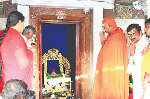 ಶ್ರೀರಂಗಪಟ್ಟಣ ಹೊರವಲಯದ ಚಂದ್ರವನ ಆಶ್ರಮದ ಶ್ರೀಕಾಶಿಚಂದ್ರಮೌಳೇಶ್ವರ ದೇಗುಲದಲ್ಲಿ ಗುರುವಾರ ಮುಂಜಾನೆ 7.52ಕ್ಕೆ ಶಿವಲಿಂಗದ ಮೇಲೆ ಸೂರ್ಯರಶ್ಮಿ ದಕ್ಷಿಣದಿಂದ ಉತ್ತರಾಯಣಕ್ಕೆ ತನ್ನ ಪಥ ಬದಲಿಸಿದ್ದು, ಕಾಶಿಚಂದ್ರಮೌಳೇಶ್ವರನ ಮೇಲೆ ಹೊಂಗಿರಣಗಳು ಹಾದುಹೋದ ವೇಳೆ ಪೂಜೆ ಸಲ್ಲಿಸಲಾಯಿತು.
