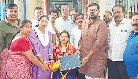  ಸರ್ಕಾರಿ ಕೋಟಾದಡಿ ವೈದ್ಯಕೀಯ ಕೋರ್ಸ್‌ಗೆ ಉಚಿತ ಪ್ರವೇಶ ಪಡೆದ  ವಿದ್ಯಾರ್ಥಿನಿ ಎಸ್.ಟಿ.ಚಂದನಾಗೆ ಎನ್.ಶಂಕರೇಗೌಡ ಚಾರಿಟಬಲ್ ಟ್ರಸ್ಟ್ ವತಿಯಿಂದ ಬಿಜೆಪಿ ಮುಖಂಡ ಇಂಡುವಾಳು ಎಸ್.ಸಚ್ಚಿದಾನಂದ ಲ್ಯಾಪ್‌ಟಾಪ್ ವಿತರಿಸಿದರು. ಜಿ.ಇ. ಸುಧಾಕರ್,  ಕೃಷ್ಣಪ್ಪ, ಗಂಜಾಂ ಶಿವು, ಎಸ್.ಪ್ರಕಾಶ್, ಎಸ್.ಟಿ. ರಾಜು,  ಮಾನಸಾ ಇದ್ದರು.