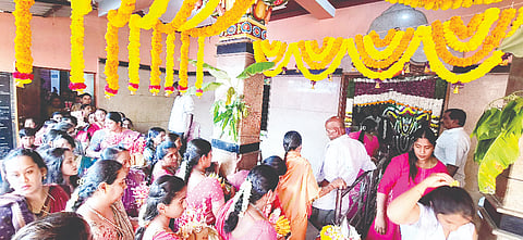 ಶ್ರೀರಂಗಪಟ್ಟಣ ಪಟ್ಟಣದ ಗೋಸೇಗೌಡರ ಬೀದಿಯ ಜಟ್ಟಪ್ಪನ ಗರಡಿ ಮನೆಯಲ್ಲಿನ ಶ್ರೀ ಚಾಮುಂಡೇಶ್ವರಿ ದೇವಿಯ 13ನೇ ವರ್ಷದ ಪೂಜಾ ಕಾರ್ಯದಲ್ಲಿ ಮಹಿಳೆಯರು ತಮ್ಮ ಮಕ್ಕಳು ಹಾಗೂ ಕುಟುಂಬಸ್ಥರೊಂದಿಗೆ ಆಗಮಿಸಿ ಶಕ್ತಿದೇವಿಗೆ ಹಣ್ಣು-ಕಾಯಿ, ತಂಬಿಟ್ಟಿನಾರತಿಯೊಂದಿಗೆ ದೀಪ-ಧೂಪ ಬೆಳಗಿ ಒಳಿತಿಗಾಗಿ ಪ್ರಾರ್ಥಿಸಿದರು.