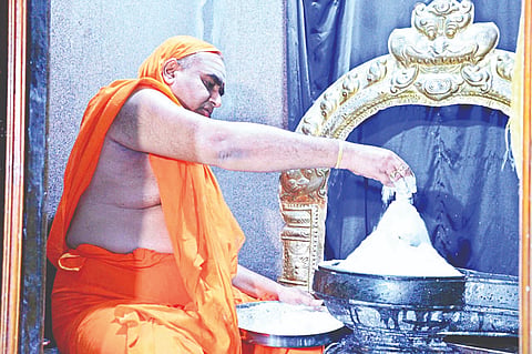 ಶ್ರೀರಂಗಪಟ್ಟಣ ಹೊರವಲಯದ ಚಂದ್ರವನ ಆಶ್ರಮದಲ್ಲಿ ಮಹಾಶಿವರಾತ್ರಿ ಪ್ರಯುಕ್ತ ಆಶ್ರಮದ ಕ್ಷೇತ್ರಾಧಿಪತಿ ಶ್ರೀ ಕಾಶಿಚಂದ್ರಮೌಳೇಶ್ವರ ಸ್ವಾಮಿಗೆ ಪೀಠಾಧಿಪತಿ ಶ್ರೀ ಡಾ.ತ್ರಿನೇತ್ರ ಮಹಾಂತ ಶಿವಯೋಗಿ ಸ್ವಾಮೀಜಿ ಅವರು ರುದ್ರಾಭಿಷೇಕ, ಭಸ್ಮಾರ್ಚನೆ, ಬಿಲ್ವಾರ್ಚನೆ ಮತ್ತು ಅಹೋರಾತ್ರಿ ಮೂರು ಯಾಮ ಪೂಜೆ ನೆರವೇರಿಸಿದರು.