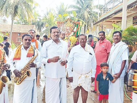 ಶ್ರೀರಂಗಪಟ್ಟಣ ತಾಲೂಕಿನ ಆರತಿ ಉಕ್ಕಡ ಗ್ರಾಮದಲ್ಲಿ ಗುರುವಾರ ಸಂಕ್ರಾಂತಿ ಪ್ರಯುಕ್ತ ಶ್ರೀರಾಮ ದೇವರಿಗೆ ಧನುರ್ಮಾದ ಪೂಜಾ ಕೈಂಕರ್ಯ ಸಂಪನ್ನಗೊಳಿಸಿ ಪ್ರಮುಖ ಬೀದಿಗಳಲ್ಲಿ ಶ್ರೀರಾಮೋತ್ಸವ ನೆರವೇರಿಸಲಾಯಿತು. 