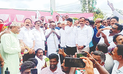 ಪಟ್ಟಣದ ಬೆಂಗಳೂರು-ಮೈಸೂರು ಹಳೆಯ ರಾಷ್ಟ್ರೀಯ ಹೆದ್ದಾರಿಯ ಕುವೆಂಪು ವೃತ್ತದಲ್ಲಿ ಮಂಗಳವಾರ ಹಮ್ಮಿಕೊಂಡಿದ್ದ ಜನುಮ ದಿನಾಚರಣೆಯ ಸರಳ ಕಾರ್ಯಕ್ರಮದ ವೇದಿಕೆಯಲ್ಲಿ ಕೇಂದ್ರ ಬೃಹತ್ ಕೈಗಾರಿಕೆ ಹಾಗೂ ಉಕ್ಕು ಖಾತೆ ಸಚಿವ ಎಚ್.ಡಿ.ಕುಮಾರಸ್ವಾಮಿ ಕ್ಷೇತ್ರದ ಕಾರ್ಯಕರ್ತರು ಹಾಗೂ ಅಭಿಮಾನಿಗಳನ್ನು ಕುರಿತು ಮಾತನಾಡಿದರು.
