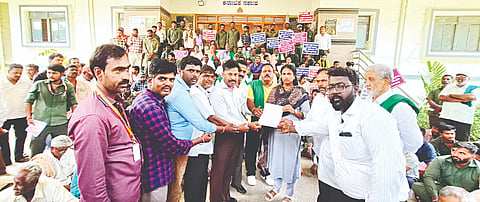 ವಿದ್ಯುತ್ ಖಾಸಗೀಕರಣ ವಿರೋಧಿಸಿ ರೈತ, ಪ್ರಗತಿಪರ ಸಂಘಟನೆಗಳೊಂದಿಗೆ ಸೆಸ್ಕ್ ಸಿಬ್ಬಂದಿ ತಹಸೀಲ್ದಾರ್ ಚೇತನಾ ಯಾದವ್‌ಗೆ ಮನವಿ ಸಲ್ಲಿಸಿದರು. ರೈತನಾಯಕ ಕೆ.ಎಸ್.ನಂಜುಂಡೇಗೌಡ, ಮೇಳಾಪುರ ಸ್ವಾಮಿಗೌಡ, ಎಇಇ ಮಂಜುನಾಥ್ ಪ್ರಸಾದ್, ಎಇ ಪ್ರದೀಪ್, ಜೆಇ ನವೀನ್, ದೇವರಾಜು ಇದ್ದರು.