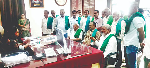 ಶ್ರೀರಂಗಪಟ್ಟಣ ತಾಲೂಕು ಕಚೇರಿಗೆ ಹೋರಾಟಗಾರರೊಂದಿಗೆ ಆಗಮಿಸಿದ ರೈತ ನಾಯಕ ಕೆ.ಎಸ್.ನಂಜುಂಡೇಗಡ ಕೆ.ಆರ್.ಸಾಗರ ಜಲಾಶಯದಿಂದ  ನಾಲೆಗಳಿಗೆ ಮತ್ತೊಂದು ಕಟ್ಟು ನೀರು ಹರಿಸಲು ಸರ್ಕಾರ ಕ್ರಮವಹಿಸುವಂತೆ ಪತ್ರ ಬರೆಯಲು ತಹಸೀಲ್ದಾರ್ ಚೇತನಾ ಯಾದವ್ ಅವರನ್ನು ಒತ್ತಾಯಿಸಿದರು. ಬಿ.ಸಿ.ಕೃಷ್ಣೇಗೌಡ, ಮಹದೇವು ಇತರರಿದ್ದರು.