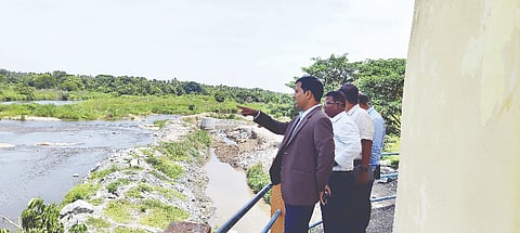 ಶ್ರೀರಂಗಪಟ್ಟಣ ಸಮೀಪದ ಗಂಜಾಂನ ಚಂದಗಾಲು ರಸ್ತೆಯ ಕಾವೇರಿ ನದಿ ತೀರದ ಶ್ರೀರಂಗಪಟ್ಟಣದ ನೀರು ಶುದ್ಧೀಕರಣ ಘಟಕಕ್ಕೆ ಶನಿವಾರ ಜಿಲ್ಲಾಧಿಕಾರಿ ಡಾ.ಕುಮಾರ ದಿಢೀರ್ ಭೇಟಿ ನೀಡಿ ಘಟಕದ ಕಾರ್ಯನಿರ್ವಹಣೆ ಪರಿಶೀಲಿಸಿದರು. ಪಾಂಡವಪುರ ಉಪವಿಭಾಗಾಧಿಕಾರಿ ಶ್ರೀನಿವಾಸ್, ತಹಸೀಲ್ದಾರ್ ಚೇತನಾ ಯಾದವ್, ಮುಖ್ಯಾಧಿಕಾರಿ ಎಂ.ರಾಜಣ್ಣ ಇತರರು ಇದ್ದರು.