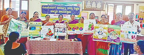 ಪಟ್ಟಣದ ಶ್ರೀ ರಂಗನಾಯಕಿ ಸ್ತ್ರೀ ಸಮಾಜದ ಕಚೇರಿ ಆವರಣದಲ್ಲಿ ಆಯೋಜಿಸಿದ್ದ ಮಹಿಳೆಯರ ಆರೋಗ್ಯ ಜಾಗೃತಿ ಕಾರ್ಯಕ್ರಮದಲ್ಲಿ ಜಾಗೃತಿ ಫಲಕ ಪ್ರದರ್ಶಿಸಿ ಅರಿವು ಮೂಡಿಸಿದರು. ಸ್ತ್ರೀರೋಗ ತಜ್ಞೆ ಡಾ.ಎಂ.ಸವಿತಾ, ಆರೋಗ್ಯ ಶಿಕ್ಷಣಾಧಿಕಾರಿ ಎಸ್.ಡಿ.ಬೆನ್ನೂರ ಇತರರು ಇದ್ದರು.