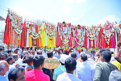 ಶ್ರೀರಂಗಪಟ್ಟಣ ತಾಲೂಕಿನ ಆಲಗೂಡು ಗ್ರಾಮದಲ್ಲಿ ಭಾನುವಾರ 9 ಕೂಟಗಳ ದೇವರ ಉತ್ಸವ ವಿಜೃಂಭಣೆಯಿಂದ ನೆರವೇರಿಸಲಾಯಿತು.