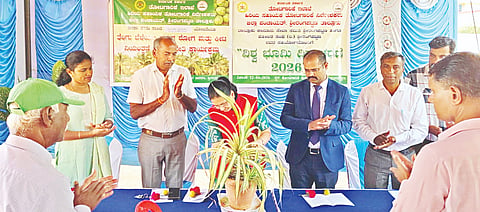 ಶ್ರೀರಂಗಪಟ್ಟಣದ ತೋಟಗಾರಿಕೆ ಇಲಾಖೆಯ ಆವರಣದಲ್ಲಿ ಹಮ್ಮಿಕೊಂಡಿದ್ದ ವಿಶ್ವ ಭೂ ದಿನಾಚರಣೆ ಕಾರ್ಯಕ್ರಮವನ್ನು ನ್ಯಾಯಾಧೀಶೆ ಡಿ.ಜ್ಯೋತ್ಸ್ನಾ ಉದ್ಘಾಟಿಸಿದರು. ಪ್ರಧಾನ ಹಿರಿಯ ಸಿವಿಲ್ ನ್ಯಾಯಾಧೀಶ ಎಂ.ಈ.ಮೋಹನ್‌ಗೌಡ, ತಹಸೀಲ್ದಾರ್ ಚೇತನಾ ಯಾದವ್, ತೋಟಗಾರಿಕೆ ಇಲಾಖೆಯ ಸಹಾಯಕ ನಿರ್ದೇಶಕ ಪ್ರದೀಪ್, ಕೃಷಿ ಇಲಾಖೆಯ ಸಹಾಯಕ ನಿರ್ದೇಶಕಿ ಪ್ರಿಯದರ್ಶಿನಿ ಇತರರು ಇದ್ದರು.