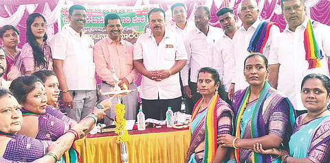 ಶ್ರೀರಂಗಪಟ್ಟಣ ತಾಲೂಕಿನ ಪಾಲಹಳ್ಳಿ ಗ್ರಾಮದಲ್ಲಿ ನೇಗಿಲು ಸೌಹಾರ್ಧ ಸಹಕಾರ ಸಂಘದಿಂದ ಬುಧವಾರ ಆಯೋಜಿಸಿದ್ದ ಸದಸ್ಯರ ಸಭೆಯನ್ನು ಜಿಲ್ಲಾ ಸೌಹಾರ್ದ ಸಹಕಾರ ಸಂಘಗಳ ಒಕ್ಕೂಟದ ಅಧ್ಯಕ್ಷ ಬಿ.ಟಿ.ಗುರುರಾಜ್ ಉದ್ಘಾಟಿಸಿದರು. ಪಿ.ಎಸ್.ಚಂದ್ರಶೇಖರ್, ನಾಗರಾಜು, ಗುರುಪ್ರಸಾದ್ ಬಂಗೇರ, ಮರಳಗಾಲ ಮಂಜುನಾಥ್ ಇದ್ದರು.