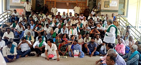 ಭೂಮಿಗೆ ಅಧಿಕೃತ ದಾಖಲೆ ಮಂಜೂರು ಮಾಡಿಸಿಕೊಡುವಂತೆ ಆಗ್ರಹಿಸಿ ಶ್ರೀರಂಗಪಟ್ಟಣದ ತಾಲೂಕು ಕಚೇರಿಯ ಮುಂಭಾಗದಲ್ಲಿ ಮಂಗಳವಾರ ಜಮಾವಣೆಗೊಂಡ ಮಹದೇವಪುರ ಗ್ರಾಮಸ್ಥರು ಭೂಮಿತಾಯಿ ಹೋರಾಟ ಸಮಿತಿಯೊಂದಿಗೆ ಧರಣಿ ನಡೆಸಿದರು.