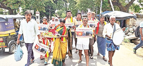 ಕೊಲ್ಲಿ ರಾಷ್ಟ್ರಗಳಲ್ಲಿ ನಡೆಯುತಿರು ಯುದ್ಧ ನಿಲ್ಲಲಿ ಎಂದು ಪ್ರಾರ್ಥಿಸಿ ಮಂಡ್ಯ ರಕ್ಷಣಾ ವೇದಿಕೆ ಸಂಸ್ಥಾಪಕ ಅಧ್ಯಕ್ಷ ಬಿ.ಶಂಕರ್‌ಬಾಬು ನೇತೃತ್ವದಲ್ಲಿ ಕಾರ್ಯಕರ್ತರು ಶ್ರೀರಂಗಪಟ್ಟಣದ ಪುರಸಭಾ ಕಾರ್ಯಲಯದ ಎದುರಿನ ಬಂಡಿಸಿದ್ದೇಗೌಡ ವೃತ್ತದಿಂದ ಮೆರವಣಿಗೆಯಲ್ಲಿ ಸಾಗಿದರು.