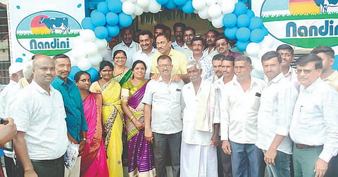 ಶ್ರೀರಂಗಪಟ್ಟಣ ತಾಲೂಕಿನ ಎಂ.ಶೆಟ್ಟಹಳ್ಳಿ ಗ್ರಾಮದಲ್ಲಿ 33 ಲಕ್ಷ ವೆಚ್ಚದಲ್ಲಿ ನೂತನವಾಗಿ ನಿರ್ಮಿಸಲಾದ 3,000 ಲೀಟರ್ ಸಾಮರ್ಥ್ಯದ ಬಿಎಂಸಿ (ಬಲ್ಕ್ ಮಿಲ್ಕ್ ಕೂಲರ್) ಘಟಕವನ್ನು ಗುರುವಾರ ಕ್ಷೇತ್ರದ ಶಾಸಕರೂ ಆದ ಸೆಸ್ಕ್ ಅಧ್ಯಕ್ಷ ಎ.ಬಿ.ರಮೇಶ ಬಂಡಿಸಿದ್ದೇಗೌಡ ಉದ್ಘಾಟಿಸಿದರು. ಮನ್‌ಮುಲ್ ಅಧ್ಯಕ್ಷ ಶಿವಕುಮಾರ್, ನಿರ್ದೇಶಕ ಬಿ.ಬೋರೇಗೌಡ, ಮನ್‌ಮುಲ್ ವ್ಯವಸ್ಥಾಪಕ ಡಾ.ಅಕ್ಕಲಪ್ಪ ರೆಡ್ಡಿ ಇತರರು ಇದ್ದರು. 