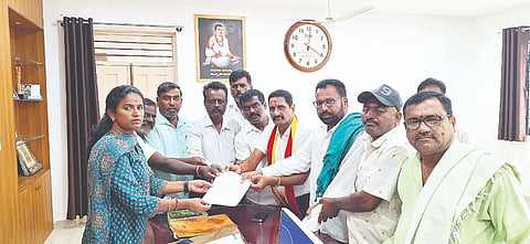  ಶ್ರೀರಂಗಪಟ್ಟಣದ ತಾಲೂಕು ಕಚೇರಿಗೆ ಮಂಗಳವಾರ ಭೇಟಿ ನೀಡಿದ ಕರ್ನಾಟಕ ರಾಜ್ಯ ರೈತ ಭತ್ತ ಬೆಳೆಗಾರರ ಸಂಘ ಸದಸ್ಯರು ಶೀಘ್ರ ಭತ್ತ ಖರೀದಿ ಕೇಂದ್ರ ತೆರೆಯಲು ಒತ್ತಾಯಿಸಿ ತಹಸೀಲ್ದಾರ್ ಚೇತನಾ ಯಾದವ್ ಅವರಿಗೆ ಮನವಿ ಸಲ್ಲಿಸಿದರು.