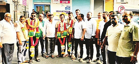 ಮಂಡ್ಯ ಜಿಲ್ಲಾ ಸಹಕಾರ ಸಂಘಗಳ ಒಕ್ಕೂಟಕ್ಕೆ ಶ್ರೀರಂಗಪಟ್ಟಣ ತಾಲೂಕು ನಿರ್ದೇಶಕರಾಗಿ ಆಯ್ಕೆಯಾದ ಎಸ್.ಸೋಮಸುಂದರ್ ಅವರನ್ನು ಅಭಿನಂದಿಸಲಾಯಿತು. ಎಂ.ನಂದೀಶ್, ರಜನಿಕಾಂತ್ ಗೌಡ, ಬೆಳಗೊಳ ರವೀಶ್, ಶ್ರೀಕಾಂತ್, ಸುನೀಲ್, ಎಸ್.ಸುರೇಶ್ ಇತರರಿದ್ದರು.