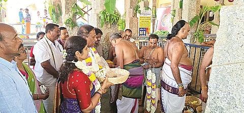 ಪಟ್ಟಣದ ಶ್ರೀಆದಿರಂಗನಾಥಸ್ವಾಮಿ ಗುರುವಾರ ಲೋಕಕಲ್ಯಾಣರ್ಥ ನಡೆಯುವ ಮಹಾಅಭಿಷೇಕಕ್ಕೆ 1008 ಸಹಸ್ರ ಕಳಸಗಳಲ್ಲಿ ದ್ರವ್ಯ ಸಂಗ್ರಹಿಸಲು ವೈದಿಕರು ಜೀವನದಿ ಕಾವೇರಿಯಿಂದ ಕುಂಭಗಳಲ್ಲಿ ತೀರ್ಥ ಹೊತ್ತು ಉತ್ಸವದ ಮೂಲಕ ದೇವಾಲಯಕ್ಕೆ ಆಗಮಿಸಿದರು.