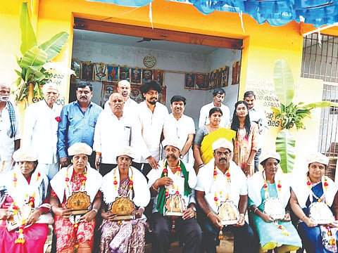 ಶ್ರೀರಂಗಪಟ್ಟಣದ ತಾಲೂಕು ಪಾಲಹಳ್ಳಿ ಗ್ರಾಮದಲ್ಲಿ ಸೋಮವಾರ ಕಾವೇರಿ ತೀರದ ವಿಶೇಷ ಚೇತನರ ಟ್ರಸ್ಟ್ ವತಿಯಿಂದ ್ಲ ಅಂಗವಿಕಲ ಸದಸ್ಯರಿಗೆ ಕಿಟ್ ವಿತರಿಸಿ ಸನ್ಮಾನಿಸಲಾಯಿತು. ವಿನಯ್ ಕುಮಾರ್, ಕೊತ್ತತ್ತಿ ರಾಜು, ಮಂಜುನಾಥ್, ಮೀಸೆ ನಾಗರಾಜಣ್ಣ ಇತರರು ಇದ್ದರು.