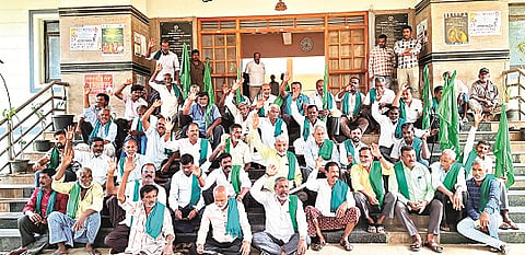 ಬಾಬುರಾಯನಕೊಪ್ಪಲು ಸಮೀಪದ ಎರಮಣಿ ಪಿಕಪ್ ನಾಲೆ ಅಭಿವೃದ್ಧಿ ಕಾಮಗಾರಿಗೆ ಎ.ಬಿ.ರಮೇಶ ಬಂಡಿಸಿದ್ದೇಗೌಡ ಭೂಮಿ ಪೂಜೆ ನೆರವೇರಿಸಿದರು. ಬಿ.ಬೋರೇಗೌಡ, ಬಿ.ಎಸ್ ಸಂದೇಶ್, ಬಿ.ಎಸ್.ವಾಸು, ದೀಪು, ಬಿ.ಎಸ್.ರಾಮಚಂದ್ರು ಇದ್ದರು.