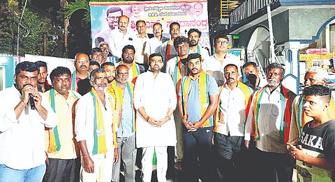 ಶ್ರೀರಂಗಪಟ್ಟಣ ತಾಲೂಕಿನ ಮಿಣಜಿಬೋರನಕೊಪ್ಪಲು ಗ್ರಾಮದಲ್ಲಿ ಬಿಜೆಪಿ ಯುವ ಮುಖಂಡ ಎಸ್.ಸಚ್ಚಿದಾನಂದ ಸಮ್ಮುಖದಲ್ಲಿ ಹಲವರು ಬಿಜೆಪಿ ಸೇರ್ಪಡೆಯಾದರು. ಸತೀಶ್ ಆರ್ಯನ್, ಎಸ್.ಎಲ್.ಲಿಂಗರಾಜು, ದರ್ಶನ್ ಲಿಂಗರಾಜು, ಯತಿರಾಜು ಇದ್ದರು.