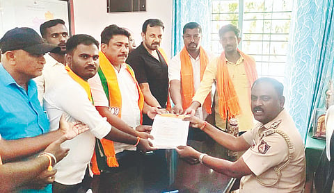 ದೇಶದ ಪ್ರಧಾನಿ ನರೇಂದ್ರ ಮೋದಿ ಅವರನ್ನು ಸಾಮಾಜಿಕ ಜಾಲತಾಣದಲ್ಲಿ ಅವಮಾನಸಿದ ವ್ಯಕ್ತಿಯ ವಿರುದ್ದ ಕ್ರಮಕ್ಕೆ ಆಗ್ರಹಿಸಿ ಬಿಜೆಪಿ ಮಂಡಲದ ಅಧ್ಯಕ್ಷ ಪೀಹಳ್ಳಿ ರಮೇಶ್ ನೇತೃತ್ವದಲ್ಲಿ ಕಾರ್ಯಕರ್ತರು ಟೌನ್ ಪೊಲೀಸ್ ಠಾಣೆ ಇನ್ಸ್‌ಪೆಕ್ಟರ್ ಬಿ.ಜಿ.ಕುಮಾರ್ ಅವರಿಗೆ  ದೂರು ನೀಡಿದರು.