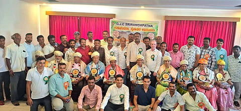 ಶ್ರೀರಂಗಪಟ್ಟಣ ತಾಲೂಕಿನ ಪಾಲಹಳ್ಳಿ ಗ್ರಾಮ ಸಮೀಪ ಖಾಸಗಿ ಹೋಟೆಲ್‌ನಲ್ಲಿ ಮಂಗಳವಾರ ಶ್ರೀರಂಗಪಟ್ಟಣ ಪದವಿ ಪೂರ್ವ ಕಾಲೇಜು ಪ್ರೌಢಶಾಲಾ ವಿಭಾಗದ 1997ರ ಎಸ್ಸೆಸ್ಸೆಲ್ಸಿ ಬ್ಯಾಚ್‌ನ ವಿದ್ಯಾರ್ಥಿಗಳು ಆಯೋಜಿಸಿದ್ದ ಗುರುವಂದನಾ ಕಾರ್ಯಕ್ರಮದಲ್ಲಿ ಅಂದು ಶಿಕ್ಷಕರಾಗಿ ಸೇವೆ ಸಲ್ಲಿಸಿದ್ದವರನ್ನು ಗೌರವಿಸಿ ಸನ್ಮಾನಿಸಲಾಯಿತು.