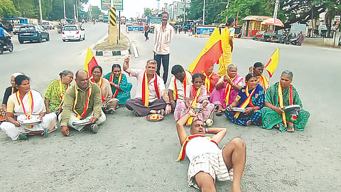 ಶ್ರೀರಂಗಪಟ್ಟಣದ ಬೆಂಗಳೂರು-ಮೈಸೂರು ಹಳೆಯ ರಾಷ್ಟ್ರೀಯ ಹೆದ್ದಾರಿಯ ಕುವೆಂಪು ವೃತ್ತದಲ್ಲಿ ಮಂಡ್ಯ ರಕ್ಷಣಾ ವೇದಿಕೆ ಕಾರ್ಯಕರ್ತರು ತಟ್ಟೆ ಹಿಡಿದು ಭಿಕ್ಷಾಟನೆ ಜತೆಗೆ ಉರುಳು ಸೇವೆ ಮಾಡುವ ಮೂಲಕ ಪ್ರತಿಭಟನೆ ನಡೆಸಿದರು.
