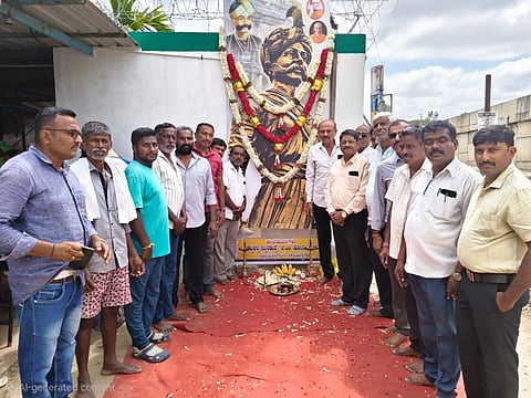 ಶ್ರೀರಂಗಪಟ್ಟಣ ತಾಲೂಕಿನ ಟಿ.ಎಂ.ಹೊಸೂರು ಗೇಟ್ ಬಳಿ ಭಾನುವಾರ ತಾಲೂಕು ಒಕ್ಕಲಿಗರ ಸಂಘದಿಂದ ನಾಡಪ್ರಭು ಕೆಂಪೇಗೌಡ ಜಯಂತಿ ಆಚರಿಸಲಾಯಿತು. ಎಂ.ಬಿ.ಇಂದ್ರಕುಮಾರ್, ಎಸ್.ಎಲ್.ಲಿಂಗರಾಜು, ಎಂ.ಬಿ.ಸುರೇಶ್, ಎಚ್.ಎಂ.ಟಿ.ದೇವರಾಜು, ಟಿ.ಎಂ.ಹೊಸೂರು ಮಹದೇವು ಇತರರು ಇದ್ದರು.