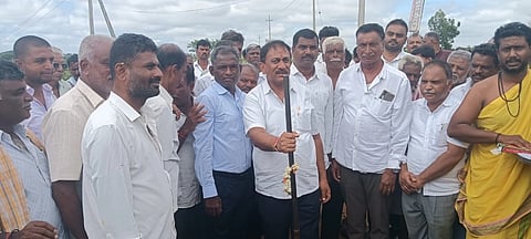 ಶ್ರೀರಂಗಪಟ್ಟಣ ತಾಲೂಕಿನ ಚಿಕ್ಕಅಂಕನಹಳ್ಳಿ ಗ್ರಾಮ ಹೊರವಲಯದ ಕೆಂಪಯ್ಯನ ಹುಂಡಿ ಮಾರಮ್ಮನ ದೇವಸ್ಥಾನದ ಕೆಮ್ಮಣ್ಣುಪುರ ರಸ್ತೆ ಕಾಮಗಾರಿಗೆ ಶಾಸಕ ರಮೇಶ ಬಂಡಿಸಿದ್ದೇಗೌಡ ಭಾನುವಾರ ಭೂಮಿಪೂಜೆ ನೆರವೇರಿಸಿದರು. ಬಿ.ಗಿರೀಶ್, ಶಿವಕುಮಾರ್ ಹುರುಳಿಕ್ಯಾತನಹಳ್ಳಿ, ಗೋವಿಂದೇಗೌಡ ಇತರರು ಇದ್ದರು.