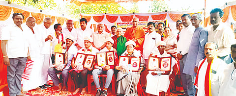ಶ್ರೀರಂಗಪಟ್ಟಣದ ಕುವೆಂಪು ವೃತ್ತದಲ್ಲಿ ಹಮ್ಮಿಕೊಂಡಿದ್ದ ವಿಶ್ವಮಾನವ ಕುವೆಂಪು ಜನ್ಮದಿನ ಕಾರ್ಯಕ್ರಮದಲ್ಲಿ ವಿವಿಧ ಕ್ಷೇತ್ರದ ಸಾಧಕರನ್ನು ಸನ್ಮಾನಿಸಲಾಯಿತು. ಶ್ರೀ ನಿಶ್ಚಲಾನಂದನಾಥ ಸ್ವಾಮೀಜಿ, ವಿಜಯಲಕ್ಷ್ಮಮ್ಮ ಬಂಡಿಸಿದ್ದೇಗೌಡ, ಡಾ.ಬಿ.ಸುಜಯ್ ಕುಮಾರ್, ಎಸ್.ಎಂ.ನಾಗರಾಜು ಇದ್ದರು.