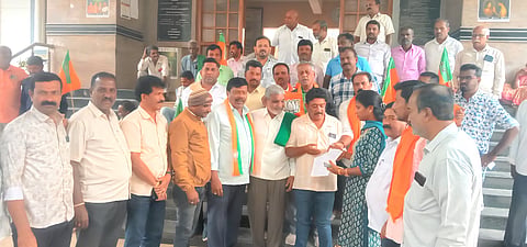 ಪಟ್ಟಣದ ತಾಲೂಕು ಕಚೇರಿಯ ಮುಂಭಾಗ ಶನಿವಾರ ಜಮಾವಣೆಗೊಂಡಿದ್ದ ಬಿಜೆಪಿ ಕಾರ್ಯಕರ್ತರು ಮಂಡಲ ಅಧ್ಯಕ್ಷ ಪೀಹಳ್ಳಿ ರಮೇಶ್ ನೇತೃತ್ವದಲ್ಲಿ ತಹಸೀಲ್ದಾರ್ ಚೇತನಾ ಯಾದವ್ ಅವರ ಮೂಲಕ ವಿವಿಧ ಬೇಡಿಕೆಗಳ ಈಡೇರಿಕೆ ಒತ್ತಾಯಿಸಿ ರಾಜ್ಯಪಾಲರಿಗೆ ಮನವಿ ಪತ್ರ ರವಾನಿಸಿದರು. ರೈತ ಮುಖಂಡ ಕೆ.ಎಸ್.ನಂಜುಂಡೇಗೌಡ ಇತರರು ಉಪಸ್ಥಿತರಿದ್ದರು.