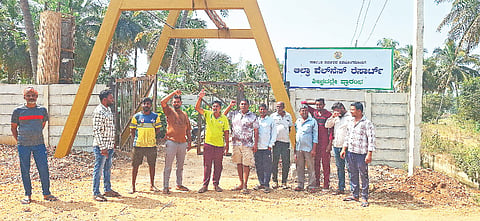 ತಾಲ್ಲೂಕಿನ ಮೇಳಾಪುರ ಗ್ರಾಮದ ಬಳಿಯ ವಿರಿಜಾ ನಾಲೆಯ ವಿತರಣಾ ಉಪನಾಲೆಯಲ್ಲಿ ಖಾಸಗಿ ಉದ್ಯಮಿ ನಾಲೆ ಮತ್ತು ಸರ್ಕಾರಿ ಖರಾಬು ಜಾಗದಲ್ಲಿ ಗೋಡೆ ನಿರ್ಮಿಸಿದ್ದು, ಒತ್ತುವರಿ ತೆರವು ಮಾಡಿಸಬೇಕು ಎಂದು ಆಗ್ರಹಿಸಿ ಗ್ರಾಮಸ್ಥರು ಹಾಗೂ ರೈತರು ಬುಧವಾರ ರೆಸಾರ್ಟ್ ಮುಂಭಾಗ ಪ್ರತಿಭಟನೆ ನಡೆಸಿದರು.