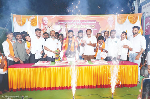 ಶ್ರೀರಂಗಪಟ್ಟಣ ತಾಲೂಕಿನ ಕೊಡಿಯಾಲ ಗ್ರಾಮದ ಬೋರೇದೇವರ ದೇಗುಲ ವೃತ್ತದಲ್ಲಿ ಮಂಗಳವಾರ ಅರಕೆರೆ ಹೋಬಳಿಯ ವಿವಿಧ ಗ್ರಾಮಗಳ ಅಭಿಮಾನಿಗಳು ಹಮ್ಮಿಕೊಂಡಿದ್ದ ಹುಟ್ಟುಹಬ್ಬ ಆಚರಣೆಯ ಕಾರ್ಯಕ್ರಮದಲ್ಲಿ ಬಿಜೆಪಿ ಯುವ ಮುಖಂಡ ಎಸ್.ಸಚ್ಚಿದಾನಂದ ಅಭಿಮಾನದ ಗೌರವ ಸ್ವೀಕರಿಸುವ ಜತೆಗೆ ಕೇಕ್ ಕತ್ತರಿಸಿ ಸಿಹಿ ಹಂಚಿದರು.