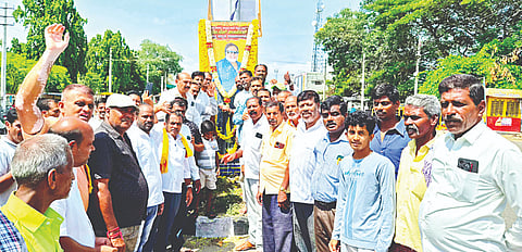 ಶ್ರೀರಂಗಪಟ್ಟಣದ ಕುವೆಂಪು ವೃತ್ತದಲ್ಲಿ ಅಂಬರೀಷ್ ಜನ್ಮದಿನ ಆಚರಿಸಲಾಯಿತು. ಎಸ್.ಎಲ್.ಲಿಂಗರಾಜು, ಟಿ.ಎಂ.ಹೊಸೂರು ಮಹೇಶ್, ಮೇಳಾಪುರ ಶಾಮಿಯಾನ ಪುಟ್ಟರಾಜು, ಸುನೀಲ್ ಇದ್ದರು.