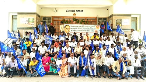 ಶ್ರೀರಂಗಪಟ್ಟಣದ ತಾಲೂಕು ಕಚೇರಿ ಮುಂಭಾಗ ಶನಿವಾರ ದಸಂಸ ಮತ್ತು ವಿವಿಧ ಪ್ರಗತಿಪರ ಸಂಘಟನೆಗಳ ಮುಖಂಡರು ಹಾಗೂ ಕಾರ್ಯಕರ್ತರು ಪ್ರತಿಭಟನಾ ಧರಣಿ ನಡೆಸಿದರು. 