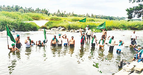 ಶ್ರೀರಂಗಪಟ್ಟಣದ ಸ್ನಾನಘಟ್ಟದಲ್ಲಿ ಕಾವೇರಿ ನದಿಗಿಳಿದು ಭೂಮಿತಾಯಿ ಹೋರಾಟ ಸಮಿತಿ ಕಾರ್ಯಕರ್ತರು ಪ್ರತಿಭಟನೆ ನಡೆಸಿದರು.