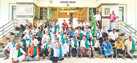 ಶ್ರೀರಂಗಪಟ್ಟಣ ತಾಲೂಕು ಕಚೇರಿ ಎದುರು ಭೂಮಿತಾಯಿ ಹೋರಾಟ ಸಮಿತಿ ಕಾರ್ಯಕರ್ತರು ಗಂಟೆ ಚಳವಳಿ ನಡೆಸಿದರು.