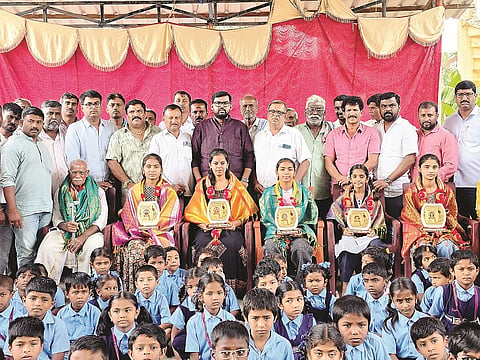 ನೆಲಮನೆ ಗ್ರಾಮದ ಸರ್ಕಾರಿ ಹಿರಿಯ ಪ್ರಾಥಮಿಕ ಶಾಲೆಯಲ್ಲಿ ಆಯೋಜಿಸಿದ್ದ ಅಭಿನಂದನಾ ಕಾರ್ಯಕ್ರಮದಲ್ಲಿ ಎಸ್.ಸಚ್ಚಿದಾ ನಂದ ವಿದ್ಯಾರ್ಥಿಗಳಿಗೆ ಲ್ಯಾಪ್‌ಟ್ಯಾಪ್ ವಿತರಿಸಿದರು. ಜಿ.ಇ.ಸುಧಾಕರ್, ಎಂ.ಆರ್. ಯತಿರಾಜ್, ಮಲ್ಲೇಶಾಚಾರ್, ರಮೇಶ್, ಲಕ್ಷ್ಮೀ,  ಎಸ್.ಪ್ರಕಾಶ್, ಗಂಜಾಂ ಶಿವು ಇದ್ದರು.
