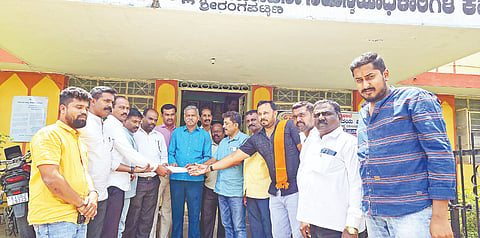 ಪಟ್ಟಣದ ಕ್ಷೇತ್ರ ಶಿಕ್ಷಣಾಧಿಕಾರಿ ಕಚೇರಿಗೆ ಸೋಮವಾರ ಆಗಮಿಸಿದ ಶ್ರೀರಂಗಪಟ್ಟಣ ನಾಗರಿಕ ಹಿತರಕ್ಷಣಾ ವೇದಿಕೆ ಕಾರ್ಯಕರ್ತರು ಬಿಇಒ ಕಚೇರಿ ಸಿಬ್ಬಂದಿಗೆ ಸಲ್ಲಿಸಿ ಸಲ್ಲಿಸಿದರು.