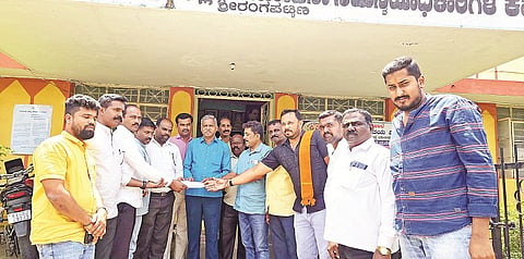 ಪಟ್ಟಣದ ಕ್ಷೇತ್ರ ಶಿಕ್ಷಣಾಧಿಕಾರಿ ಕಚೇರಿಗೆ ಸೋಮವಾರ ಆಗಮಿಸಿದ ಶ್ರೀರಂಗಪಟ್ಟಣ ನಾಗರಿಕ ಹಿತರಕ್ಷಣಾ ವೇದಿಕೆ ಕಾರ್ಯಕರ್ತರು ಬಿಇಒ ಕಚೇರಿ ಸಿಬ್ಬಂದಿಗೆ ಸಲ್ಲಿಸಿ ಸಲ್ಲಿಸಿದರು.