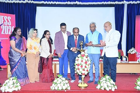 ತುಮಕೂರಿನ ಶ್ರೀ ಸಿದ್ಧಾರ್ಥ ತಾಂತ್ರಿಕ ಮಹಾವಿದ್ಯಾಲಯದ ಆವರಣದಲ್ಲಿರುವ ಶ್ರೀ ಸಿದ್ಧಾರ್ಥ ನಿರ್ವಹಣಾ ಅಧ್ಯಯನ ಕೇಂದ್ರದಿಂದ ಆಯೋಜಿಸಿದ್ದ "ಎಲೈಸಿಯಾ ಬ್ಯುಸಿನೆಸ್​ ಎಕ್ಸ್​ಪೋ 2026'ಅನ್ನು ಎಂ.ಗೌತಮ್​ ಉದ್ಘಾಟಿಸಿದರು.  ಭಾನುಪ್ರಕಾಶ್​, ಡಾ.ಮಹಾಂತೇಶ್​ ಎಂ. ನಡಕಟ್ಟಿ,  ಅಜ್ಮತ್​ಉಲ್ಲಾ,  ಡಾ.ಪವಿತ್ರಾ, ಡಾ.ಮಮತಾ, ಖಲಂಧರ್​ ಪಾಷ ಇದ್ದರು. 