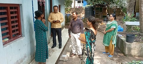 ವಿದ್ಯಾರ್ಥಿಗಳ ಮನೆಗೇ ಭೇಟಿ ನೀಡಿ ಮಕ್ಕಳ ವಿದ್ಯಾಭ್ಯಾಸದ ಕುರಿತು ಪಾಲಕರಲ್ಲಿ ಮಾಹಿತಿ ಪಡೆಯುತ್ತಿರುವ ಇಲಾಖಾ ಅಧಿಕಾರಿಗಳು.