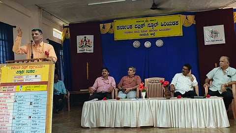 ಉಡುಪಿ ಹಿರಿಯಡ್ಕದ ಕರ್ನಾಟಕ ಪಬ್ಲಿಕ್​ ಸ್ಕೂಲ್​ನಲ್ಲಿ ಆಯೋಜಿಸಿದ್ದ ಶೈಕ್ಷಣಿಕ ಕಾರ್ಯಕ್ರಮದಲ್ಲಿ ಡಾ. ಅಶೋಕ್​ ಕಾಮತ್​ ಮಾತನಾಡಿದರು. ಕುಯಿಲಾಡಿ ಸುರೇಶ್​ ನಾಯಕ್​, ಬಿ.ಎಲ್​. ವಿಶ್ವಾಸ್​, ಮಂಜುನಾಥ್​ ಭಟ್​, ಪ್ರಕಾಶ್​ ಪ್ರಭು ಇದ್ದರು.