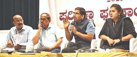 ಕಲಬುರಗಿ ಡಾ.ಎಸ್​.ಎಂ.ಪಂಡಿತ್​ ರಂಗಮಂದಿರದಲ್ಲಿ ಎಸ್ಸೆಸ್ಸೆಲ್ಸಿ ಫಲಿತಾಂಶ ಸುಧಾರಣೆಗೆ ಹಿನ್ನೆಲೆಯಲ್ಲಿ ಶುಕ್ರವಾರ ಆಯೋಜಿಸಿದ್ದ ಮುಖ್ಯಗುರುಗಳ ಕಾರ್ಯಾಗಾರದಲ್ಲಿ ಜಿಪಂ ಸಿಇಒ ಭಂವರಸಿಂಗ್​ ಮೀನಾ ಮಾತನಾಡಿದರು. ಜಿಲ್ಲಾಧಿಕಾರಿ ಬಿ.ಫೌಜಿಯಾ ತರನ್ನುಮ್​ ಇತರರಿದ್ದರು.