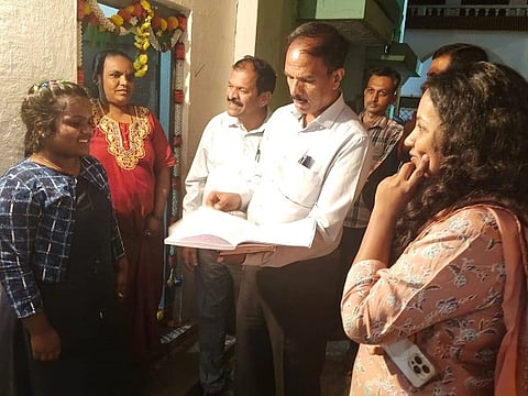 ತುಮಕೂರಿನ ಶಿರಾಗೇಟ್​ ಬಳಿ ಎಸ್ಸೆಸ್ಸೆಲ್ಸಿ ಓದುತ್ತಿರುವ ವಿದ್ಯಾರ್ಥಿ ಮನೆಗೆ ಸೋಮವಾರ ಸಂಜೆ ಭೇಟಿ ನೀಡಿದ ಜಿಪಂ ಸಿಇಒ ಬಿ.ವಿ.ಅಶ್ವಿಜ ಪರೀಕ್ಷಾ ತಯಾರಿ ಬಗ್ಗೆ ಚರ್ಚಿಸಿದರು. ರುಚಂದ್ರ, ಹನುಮಂತಪ್ಪ ಇದ್ದರು. 